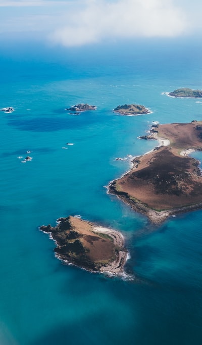 布朗岛环绕在白天被蓝色的水域
